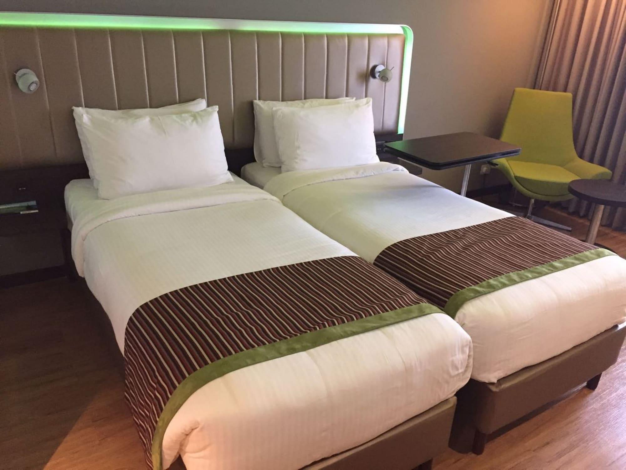 Park Inn By Radisson,South Delhi Nueva Delhi Exterior foto A room at the Holiday Inn Express in London