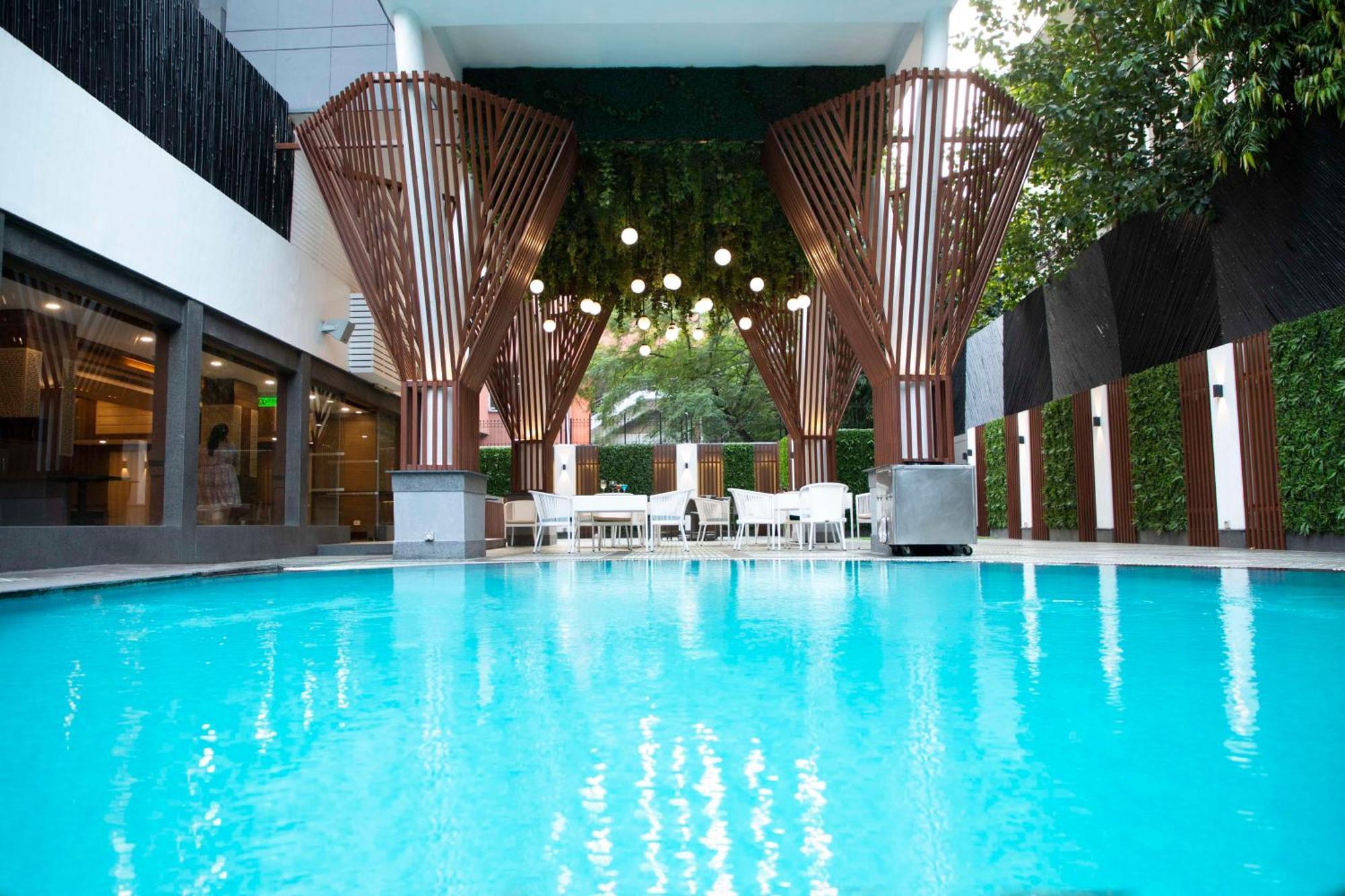 Park Inn By Radisson,South Delhi Nueva Delhi Exterior foto The swimming pool at the hotel