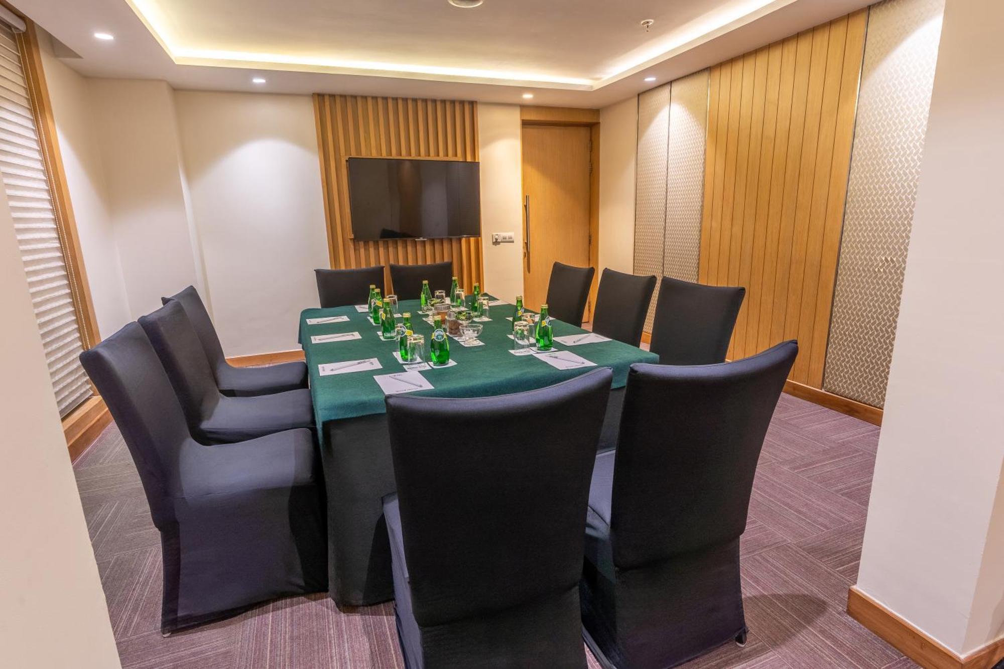 Park Inn By Radisson,South Delhi Nueva Delhi Exterior foto Meeting room at the hotel