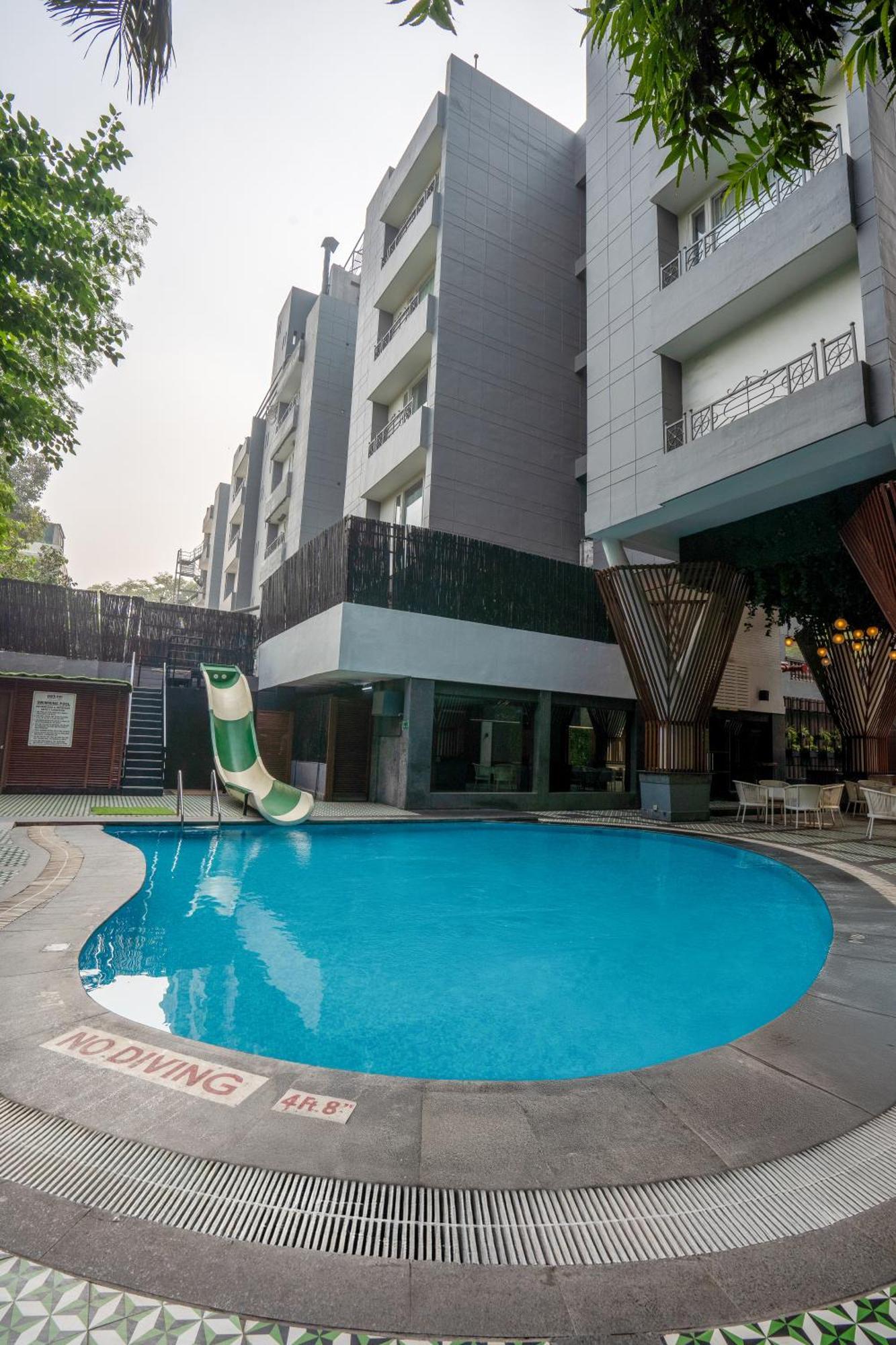 Park Inn By Radisson,South Delhi Nueva Delhi Exterior foto Swimming pool at the hotel