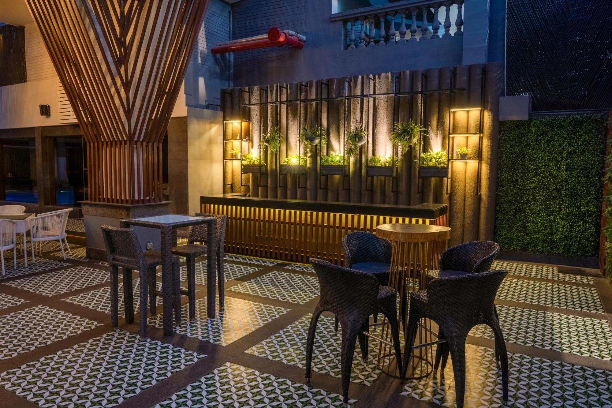 Park Inn By Radisson,South Delhi Nueva Delhi Exterior foto The bar at the hotel