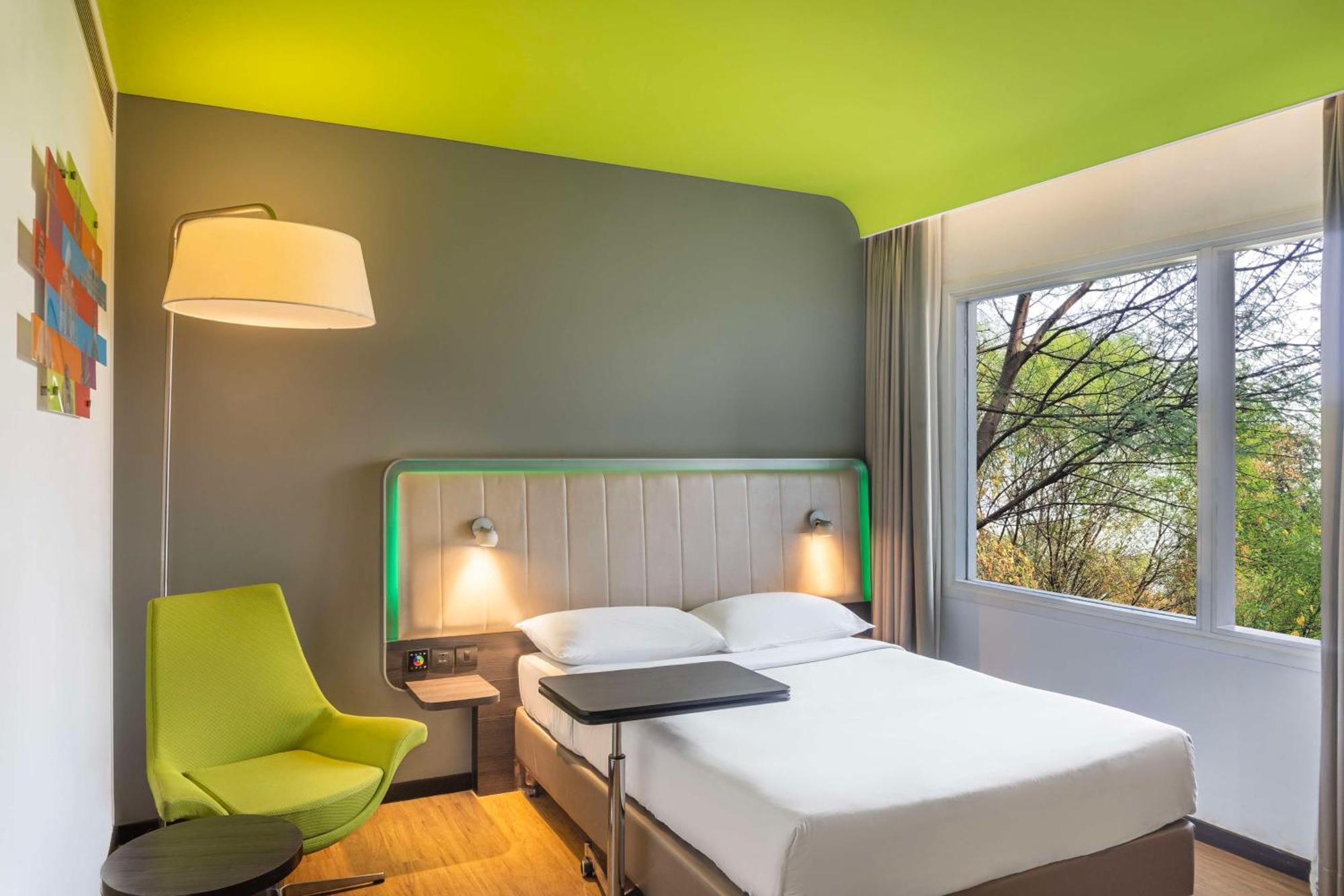 Park Inn By Radisson,South Delhi Nueva Delhi Exterior foto A room at the Ibis Styles in Paris, France